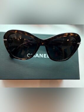 CHANEL Tortoiseshell Butterfly 5510 Sunglasses with Polarized Lenses Gold Logo